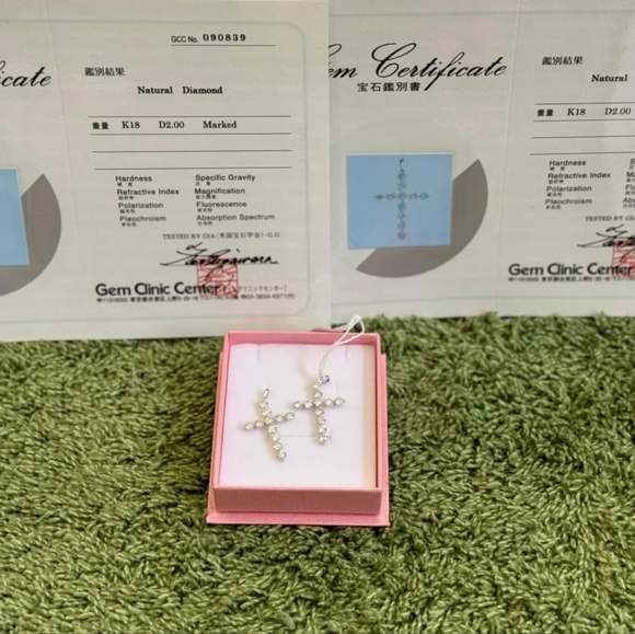 2 carat Diamond Cross Pendant in K18 Solid white gold - Picture 10 of 11